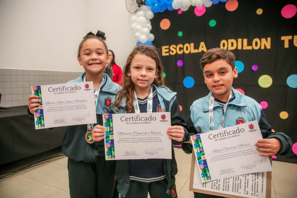 Maringá premia alunos da rede municipal vencedores de concurso de redação