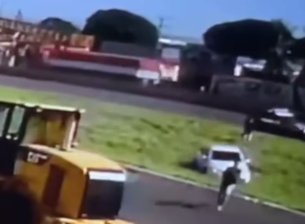 Homem dá fuga na polícia, abandona carro carregado de maconha e sai correndo em Paiçandu; vídeo