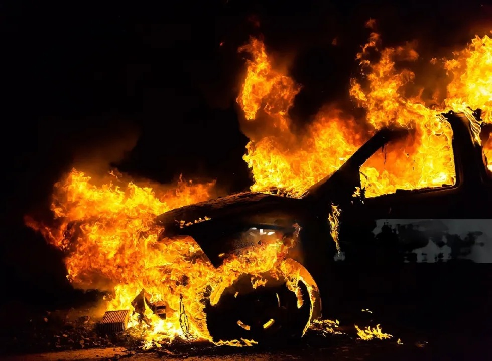 Homem tenta incendiar carro com companheira, sogra e filhos, na região de Maringá