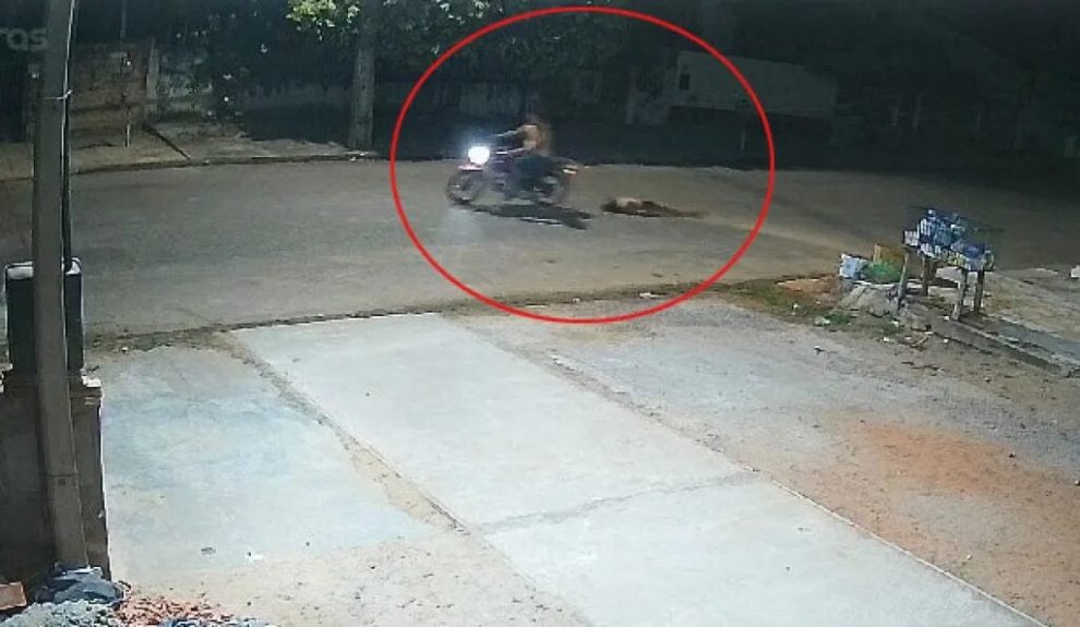 Jovem é morta a facadas e arrastada por 3 quarteirões amarrada em moto