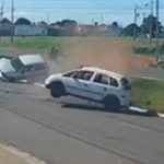 VÍDEO: Colisão entre dois carros resulta em capotamento; uma pessoa ficou ferida