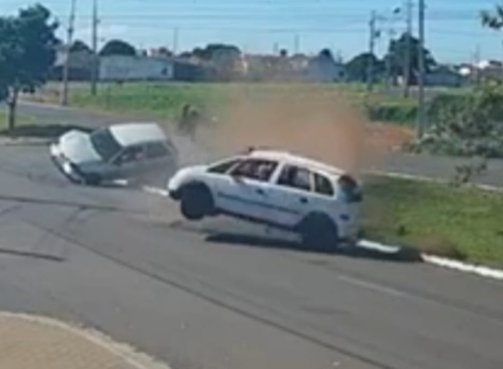 VÍDEO: Colisão entre dois carros resulta em capotamento; uma pessoa ficou ferida