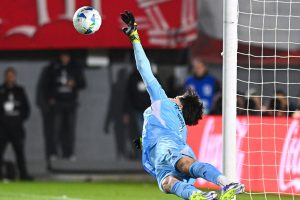 Rossi brilha nos pênaltis e garante classificação do Flamengo