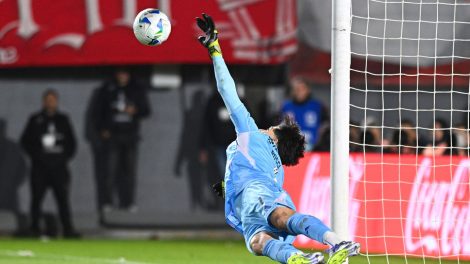 Rossi brilha nos pênaltis e garante classificação do Flamengo