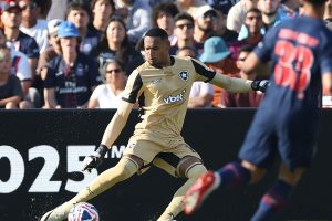 Ederson se machuca e John, ex-Botafogo, é convocado para amistosos