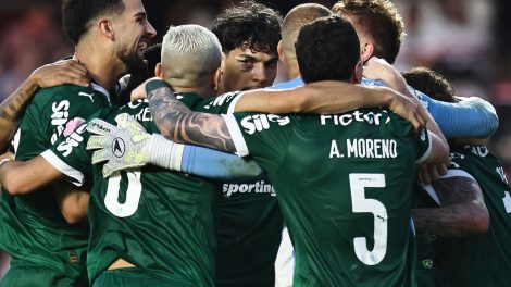 Virada e derrota rubro-negra levam Palmeiras à ponta do Brasileirão