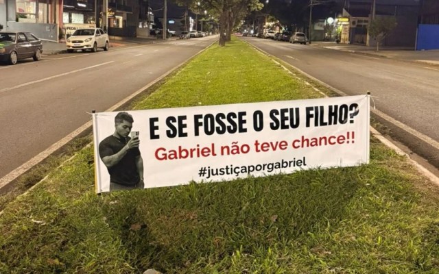 Mãe deixa Maringá após perder filho em acidente e faz homenagem no local da tragédia com placa: ‘E se fosse o seu filho?’