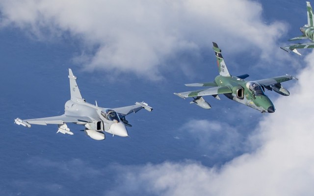 FAB descarta compra de novo caça e aposta na ampliação da frota de Gripen para substituir os AMX