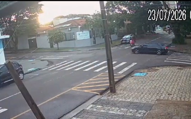 Câmera flagra acidente na Vila Operária: Civic fura preferencial e motociclista fica gravemente ferida