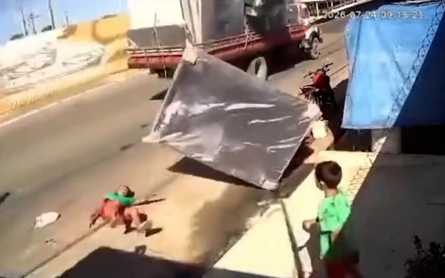 Cama box cai de caminhão e atinge pedestre; motorista teria fugido sem prestar socorro