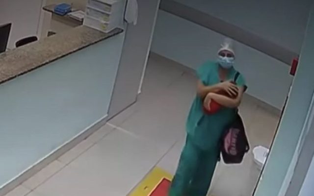 Técnica de enfermagem tenta sequestrar recém-nascida escondida em bolsa, mas tia percebe e impede fuga em maternidade no Piauí