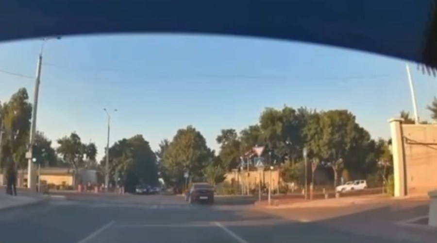Acidente impressionante em Tashkent envolvendo motocicletas da polícia de trânsito deixa um agente morto e vários feridos
