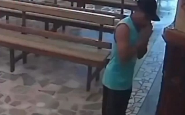 Vídeo: Homem finge rezar, arromba cofre e furta doações de fiéis em igreja de Minas Gerais