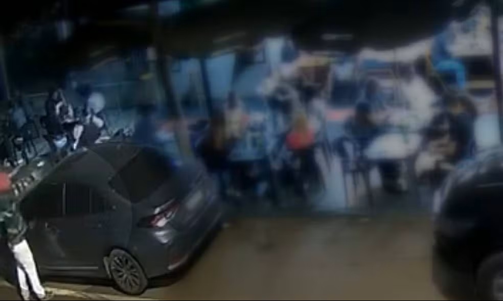Vídeo mostra atentado que deixou três mortos em conveniência no Paraná; adolescente de 16 anos é suspeito
