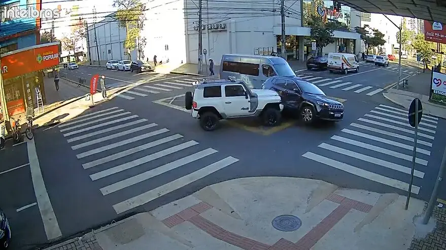 Motorista fura sinal e atinge dois veículos em cruzamento conhecido por acidentes no Centro de Maringá