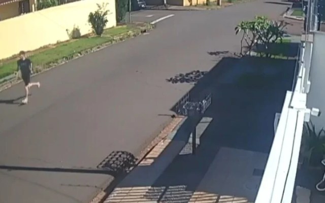 Câmera flagra momento em que jovem é roubada e agredida em Maringá; polícia divulga imagens e pede ajuda para identificar suspeito