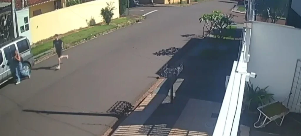 Câmera flagra momento em que jovem é roubada e agredida em Maringá; polícia divulga imagens e pede ajuda para identificar suspeito