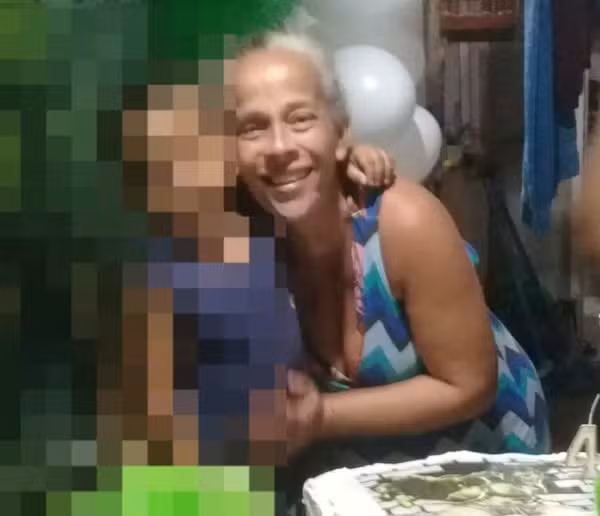 Bebê de 1 ano é encontrada mamando no peito da mãe, que havia sido assassinada
