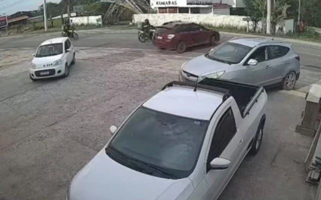 Carro faz manobra irregular e provoca colisão dupla com motos na SC-434, em Garopaba
