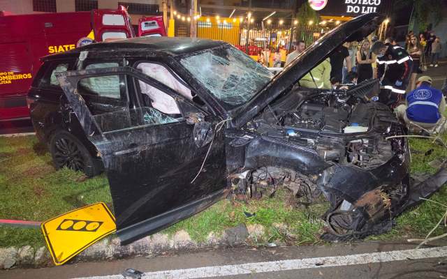 VÍDEO: Motorista de Range Rover perde controle, bate em carro, derruba árvore e capota em Maringá