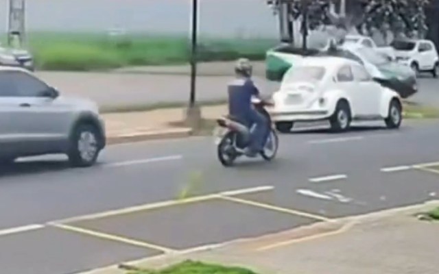 VÍDEO: Motociclista fica gravemente ferido após colisão entre Falcon e veículo da Prefeitura de Floresta em Maringá