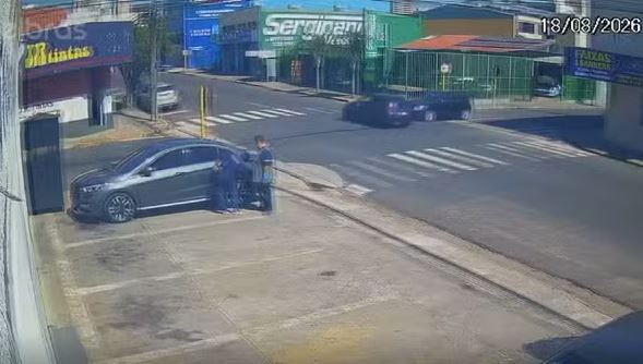 Carro invade loja após batida e motorista ‘estaciona’ em vaga sem atingir outros veículos