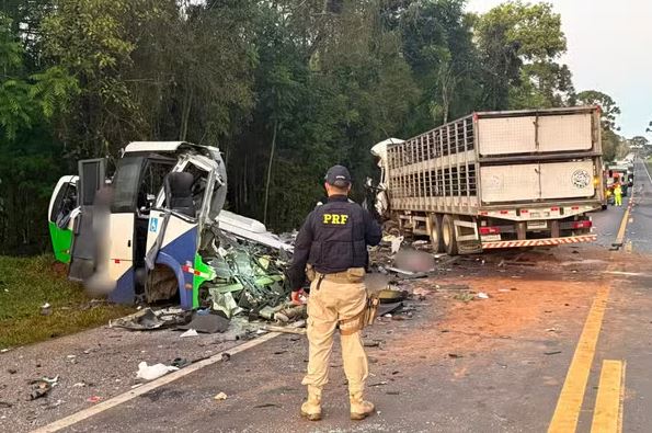 Tragédia na BR-373: micro-ônibus com pacientes colide com carreta e deixa 23 mortos no Paraná