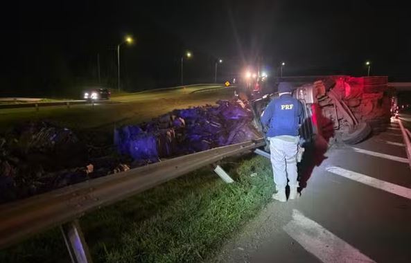 Motorista é ejetado e encontrado morto embaixo da carga após caminhão tombar na BR-376