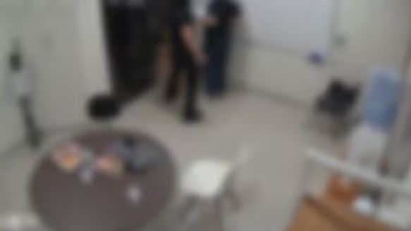 Aluno esfaqueia professor durante aula particular; vítima relata sequelas e diz que não movimenta a perna