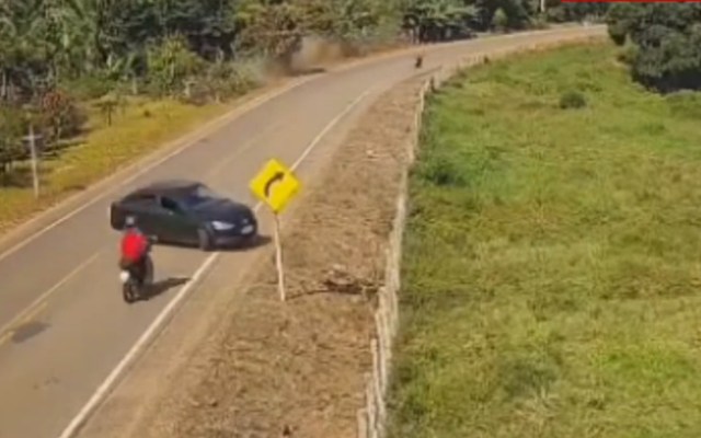 Motorista perde controle em curva, invade contramão e mata motociclista em acidente grave; câmera flagra momento