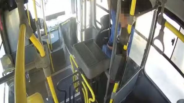 Empresa de ônibus divulga vídeo e rebate acusação de que cobrador se masturbou na frente de passageira