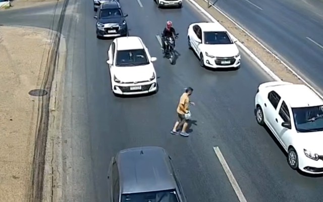 Pedestre morre atropelado na véspera de aniversário ao atravessar avenida; vídeo mostra momento do acidente