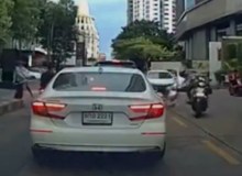 Varal despenca de prédio e atinge moto em movimento; motociclista perde controle e bate em carros