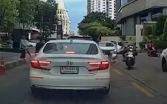 Varal despenca de prédio e atinge moto em movimento; motociclista perde controle e bate em carros