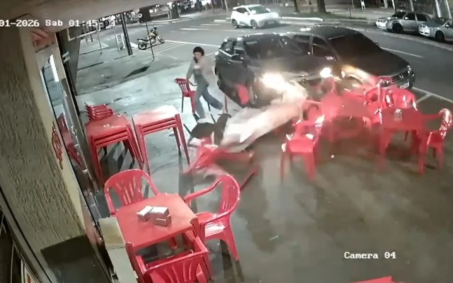 Motorista embriagada atropela pedestre em calçada em Umuarama, é presa, mas liberada sem fiança; habilitação foi suspensa