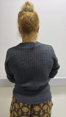 Mulher é presa suspeita de tentar matar o marido com golpes de tesoura enquanto ele dormia