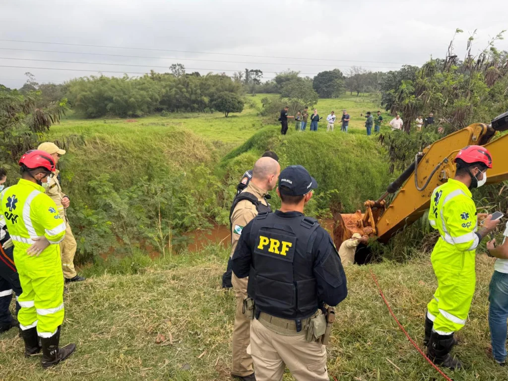 Três mulheres morrem após carro capotar e ficar submerso em valeta na BR-376, em Mandaguaçu