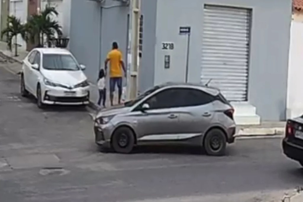 Homem é executado na frente de criança ao levá-la para escola em Petrolina; câmera flagra crime