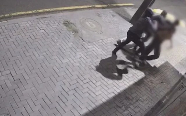 Vídeo: dupla espanca jovem durante assalto, quebra nariz da vítima e foge com bolsa em Maringá