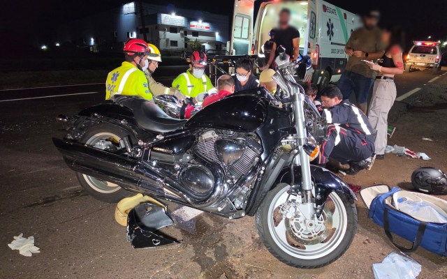 Motociclista fica em estado gravíssimo após bater moto de alta cilindrada contra carro em Maringá