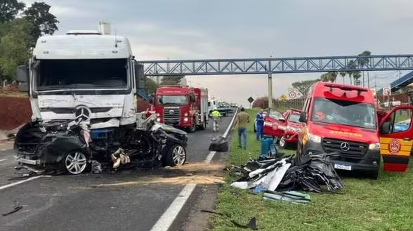 Vídeo mostra carro perdendo controle, atravessando canteiro e batendo de frente com carreta; motorista morreu
