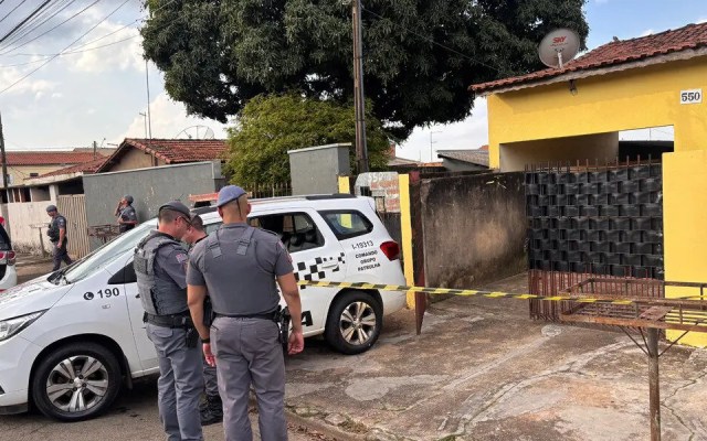 Ao tentar avisar família sobre morte em acidente, mulher descobre que homem morto no acidente havia matado esposa e enteada