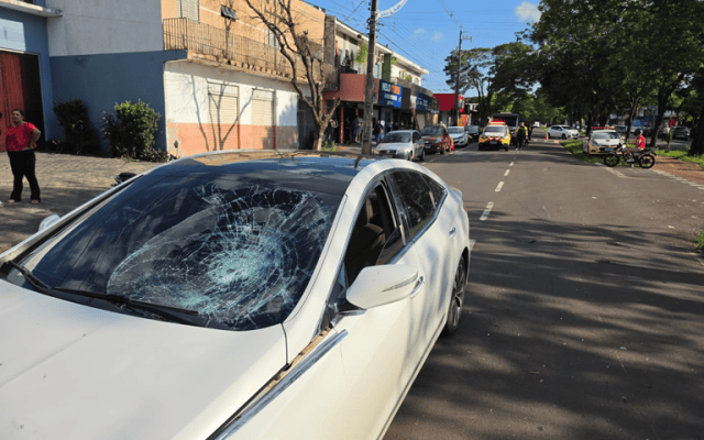 Motociclista morre após ser arremessado em colisão na Avenida Pedro Taques, em Maringá