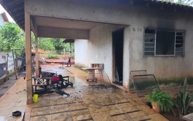 Mãe e filha sofrem queimaduras gravíssimas e são intubadas após incêndio em Sarandi; cachorro da família não sobreviveu