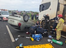 Cinco pessoas são ejetadas de carro após colisão com caminhão e capotamento na BR-376, em Mandaguaçu
