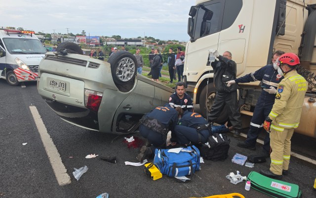 Cinco pessoas são ejetadas de carro após colisão com caminhão e capotamento na BR-376, em Mandaguaçu