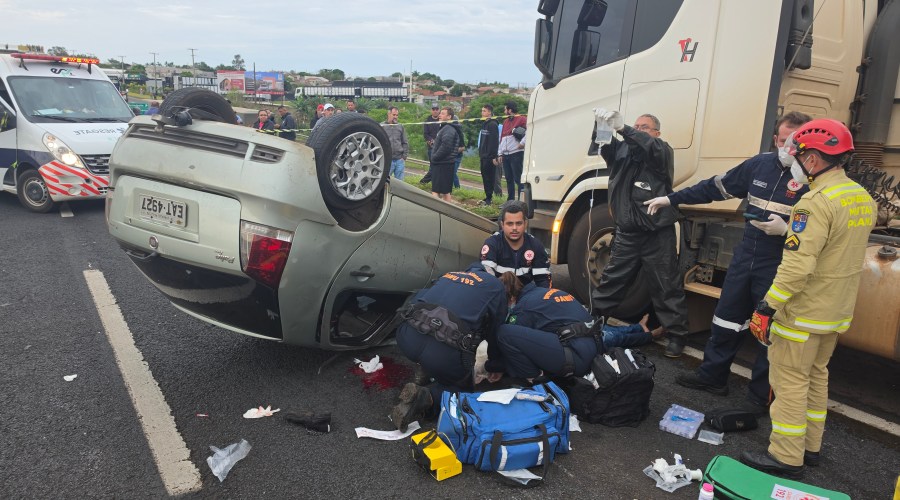 Cinco pessoas são ejetadas de carro após colisão com caminhão e capotamento na BR-376, em Mandaguaçu