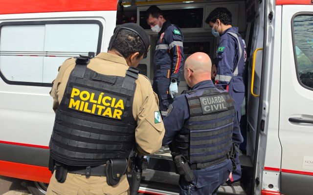 Homem esfaqueado pela companheira em bar de Maringá diz que já havia sido agredido; mulher afirma que também sofria violência