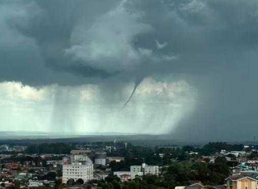 Ciclone aumenta risco de temporais no Paraná nesta sexta, com alerta vermelho; veja as cidades atingidas
