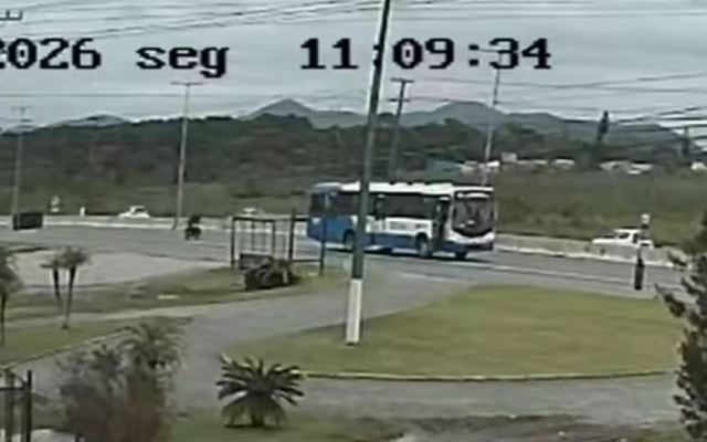 VÍDEO: Motociclista morre ao bater em traseira de ônibus parado na faixa da SC-401